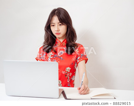 作者：Tradition Flag-like 年終微笑 Asu 女 白色背景 以前的寫作書籍 以上寫作，同時寫作型計算機。 88829015