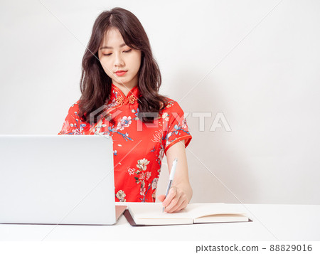 作者：Tradition Flag-like 年終微笑 Asu 女 白色背景 以前的寫作書籍 以上寫作，同時寫作型計算機。 88829016