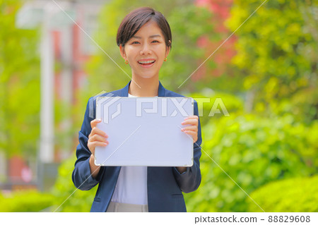 海軍夾克的女人與留言板 1 88829608