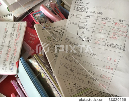 寫滿家庭作業的辦公桌 88829666