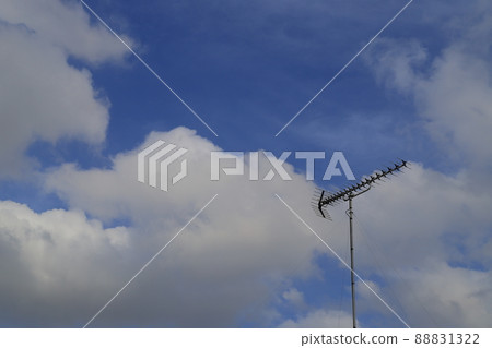 藍天和白色雲彩 88831322