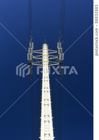 一座矗立在深藍色天空中的純白色輸電塔 88832883