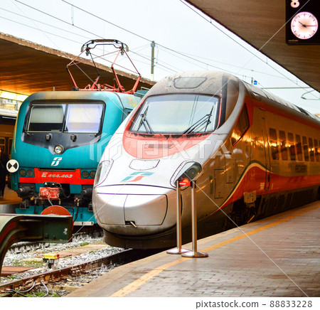 ETR600和E464電力機車停在車站 ETR600和E464電力機車停在車站 88833228