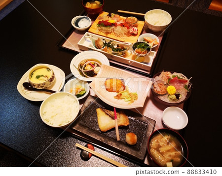 Grilled fish set meal and sashimi set meal 88833410