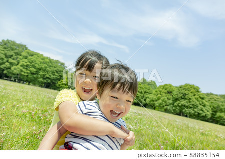 姐姐和弟弟在公園裡玩耍 88835154
