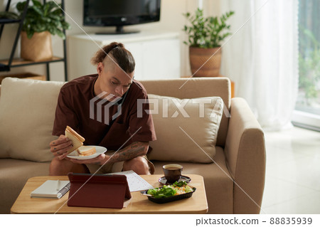 Entrepreneur Discussing Report with Colleague on Phone 88835939