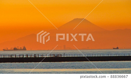 東京灣日落時的紅富士 東京灣日落時的紅富士 88836667