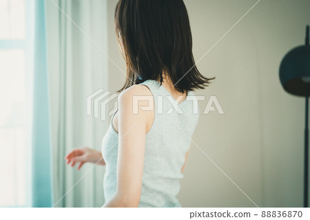 當我早上醒來時，我從窗戶向外看 88836870