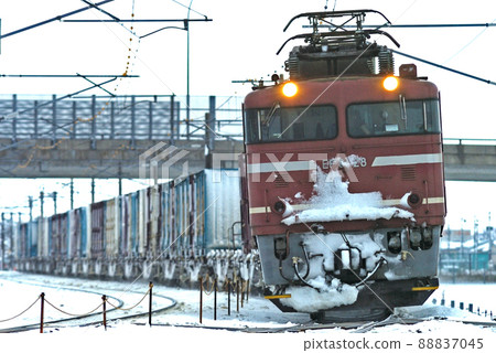 北陸本線加賀-笠間-三河JR貨運EF81-28(富山) 北陸本線加賀-笠間-三河JR貨運EF81-28(富山) 88837045