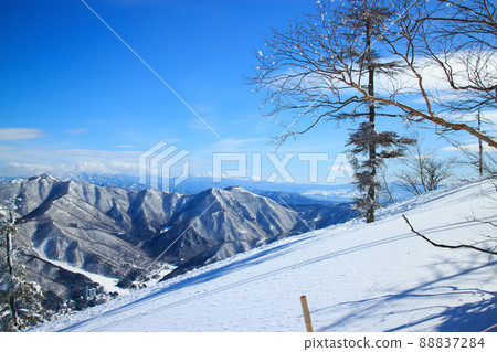 雪山滑雪場的風景 88837284