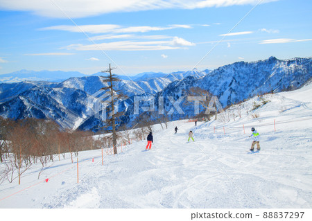 雪山滑雪場的風景 雪山滑雪場的風景 88837297