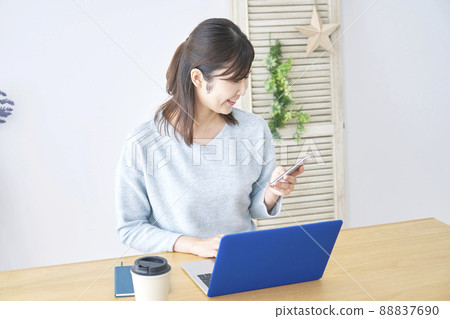女性筆記本電腦智能手機客廳 88837690