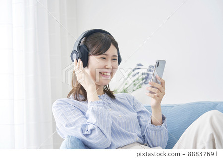 女性在智能手機客廳聽音樂 88837691