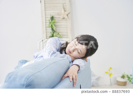 女性午睡客廳 88837693