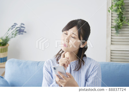 女性智能手機擔心客廳 88837724