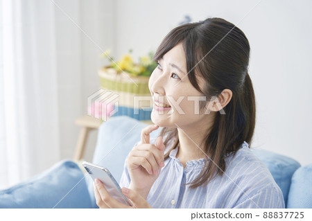 想像一下女性智能手機客廳 88837725