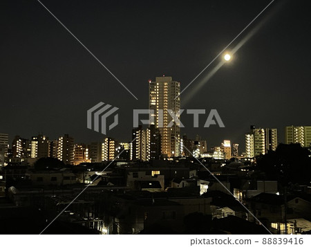 月亮和建築物的夜景 88839416