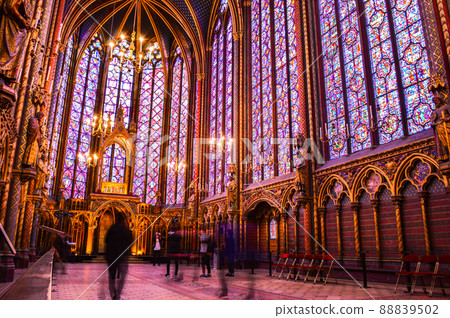 聖禮拜堂教堂的彩色玻璃 88839502