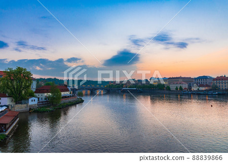 捷克伏爾塔瓦河和布拉格城市景觀晨景 捷克伏爾塔瓦河和布拉格城市景觀晨景 88839866