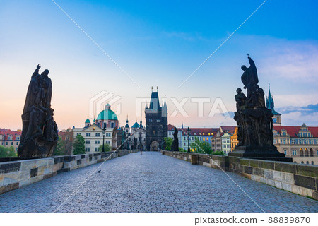 捷克布拉格黎明時分的查理大橋 88839870