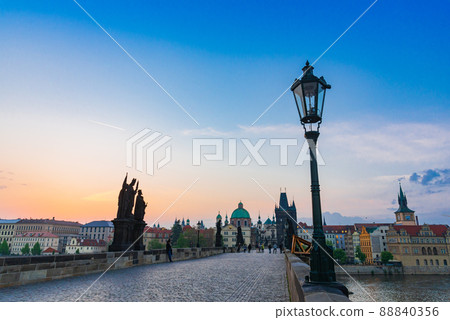 在早晨煥發的捷克布拉格查理大橋 88840356