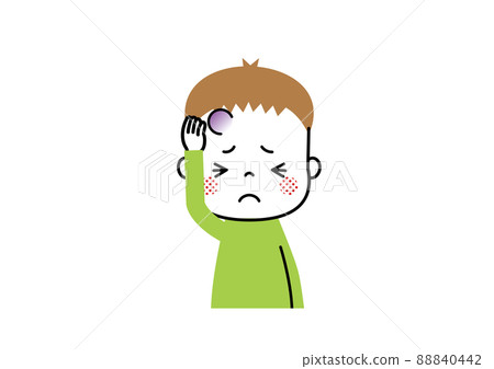 一個男孩因為撞到頭而額頭上長了一個大腫塊 88840442