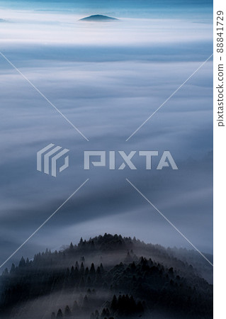 Quiet sea of clouds Quiet sea of clouds 88841729