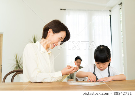 父母和孩子折疊摺紙 88842751