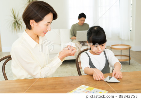 父母和孩子折疊摺紙 88842753