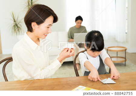 父母和孩子折疊摺紙 父母和孩子折疊摺紙 88842755