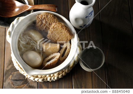晚上喝清酒，沒有配菜的熱關東煮，包括煮雞蛋、蘿蔔、chikuwa、jakoten、白瀧和魚糕（俯視圖） 88845040