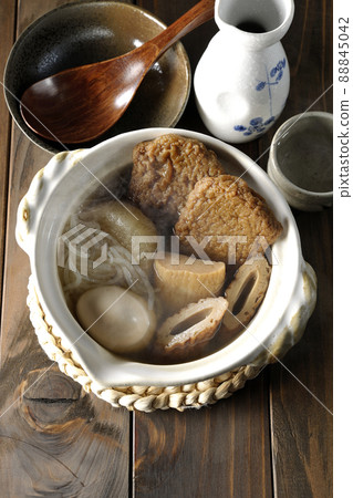 Evening drink with sake without a side dish of hot oden containing boiled eggs, radishes, chikuwa, Jakoten, Shirataki, and kamaboko (overhead view) Evening drink with sake without a side dish of hot oden containing boiled eggs, radishes, chikuwa, Jakoten, Shirataki, and kamaboko (overhead view) 88845042