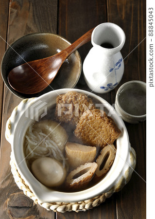 晚上喝清酒，沒有配菜的熱關東煮，包括煮雞蛋、蘿蔔、chikuwa、jakoten、白瀧和魚糕（俯視圖） 88845043