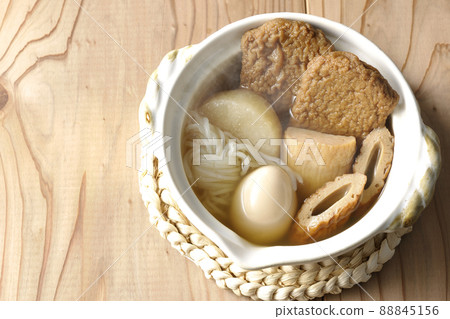 A bird's-eye view of hot oden for one person containing boiled eggs, radishes, chikuwa, Jakoten, Shirataki, and kamaboko. A bird's-eye view of hot oden for one person containing boiled eggs, radishes, chikuwa, Jakoten, Shirataki, and kamaboko. 88845156