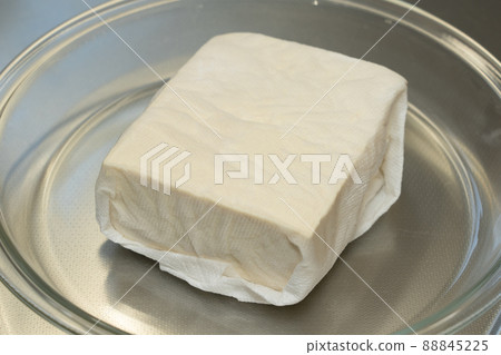 Drain the tofu with kitchen paper 88845225