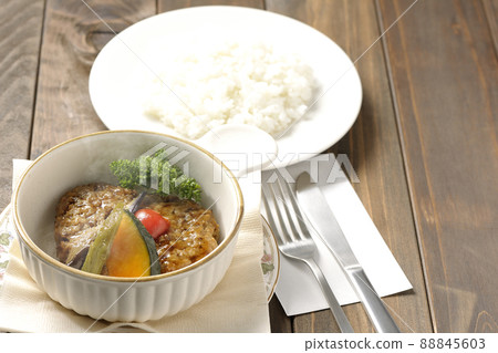熱漢堡牛排配米飯和粗煮蔬菜和歐芹 88845603