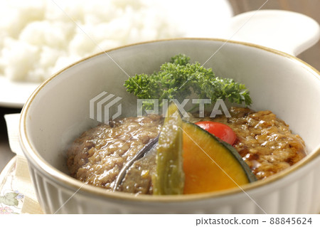 熱漢堡牛排配米飯和粗煮蔬菜和歐芹 88845624