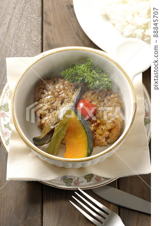 熱漢堡牛排配米飯和粗漢堡牛排配燉蔬菜和歐芹(俯視圖) 熱漢堡牛排配米飯和粗漢堡牛排配燉蔬菜和歐芹(俯視圖) 88845707