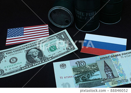 【美元、俄羅斯盧布、石油、原油等文章縮略圖】俄羅斯盧布紙幣和圖表 88846052