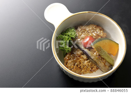 粗熱漢堡牛排配燉蔬菜和歐芹(黑色背景) 粗熱漢堡牛排配燉蔬菜和歐芹(黑色背景) 88846055