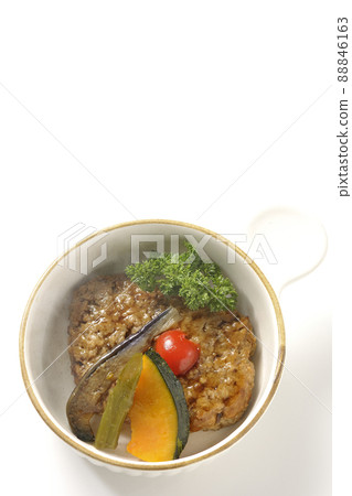 Coarse hot hamburger steak with stewed vegetables and parsley (white background) 88846163