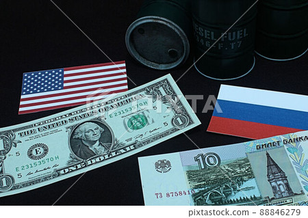 【美元、俄羅斯盧布、石油、原油等文章縮略圖】俄羅斯盧布紙幣和圖表 88846279