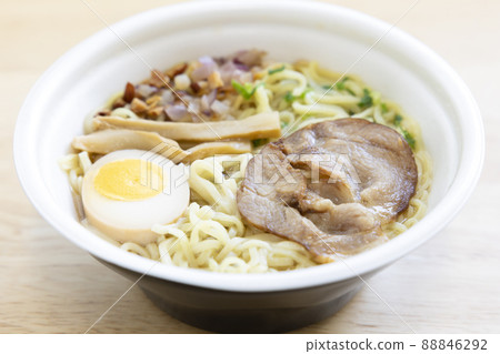 美味的杯子拉麵配煮雞蛋和叉燒 美味的杯子拉麵配煮雞蛋和叉燒 88846292
