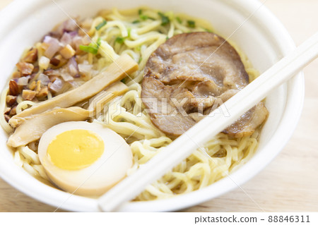 美味的杯子拉麵配煮雞蛋和叉燒 美味的杯子拉麵配煮雞蛋和叉燒 88846311