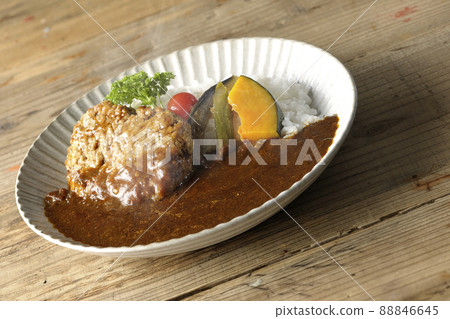 Coarse hot hamburger curry with stewed vegetables and parsley 88846645