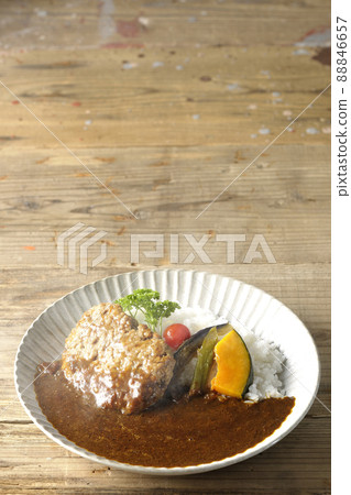Coarse hot hamburger curry with stewed vegetables and parsley 88846657