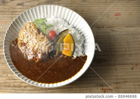 熱騰騰的漢堡咖哩配燉蔬菜和歐芹的鳥瞰圖 熱騰騰的漢堡咖哩配燉蔬菜和歐芹的鳥瞰圖 88846698