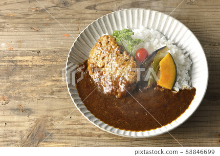 A bird's-eye view of the hot hamburger curry with stewed vegetables and parsley 88846699