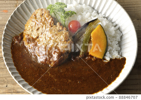 A bird's-eye view of the hot hamburger curry with stewed vegetables and parsley 88846707