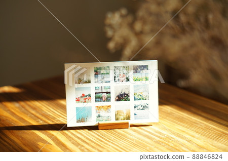 房間裡顯示的卡片 88846824